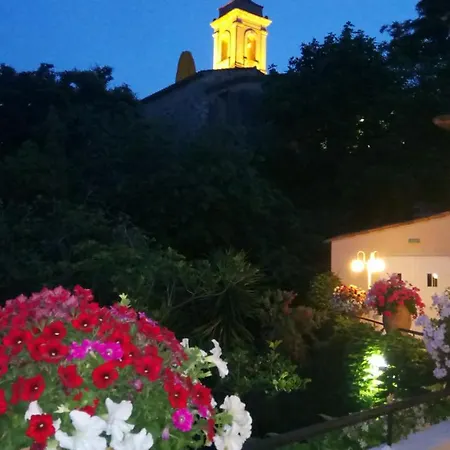 D'hotes Les Terrasses Du Soleil Bed & Breakfast 4*